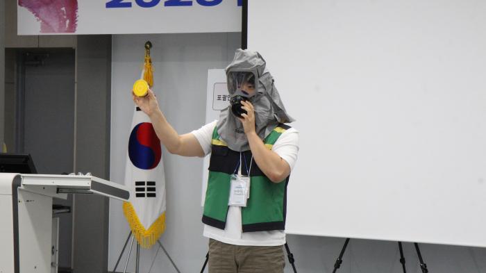 금산교육지원청이 을지연습 기간(8.18.~8.21.) 중 심폐소생술·AED 실습, 방독면 착용, 공습대비 대피훈련 등 실제 상황을 가정한 체험형 훈련을 실시 기사 이미지