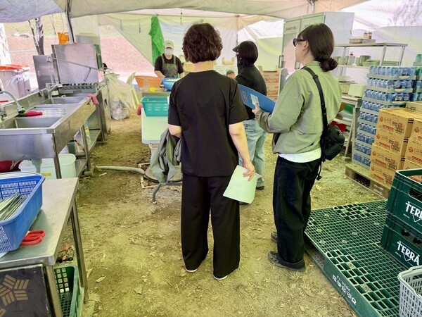 개막 사흘이 지나서야 시작된 보건증 확인 제72회 백제문화제 기간 공주시 금강신관공원 음식점 구역에서 공주시보건소 위생과장과 직원들이 종사자에게 보건증 소지 여부를 묻고 있다 공주시는 8일까지 업소별 자료를 제출받기로 했다 사진공주시프레스협회