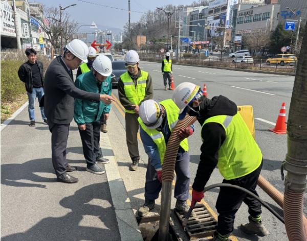 천안시 동남구, 도로변 빗물받이 집중점검… 침수피해 선제적 대응 기사 이미지