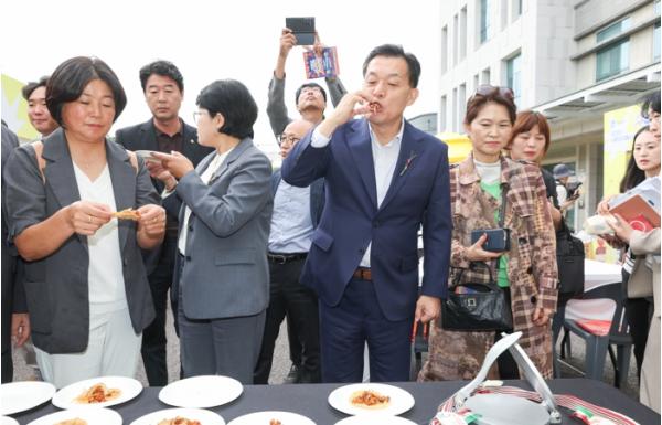2026 수원꼬치페스타 개막, 5일까지 100여 종류 꼬치 만날 수 있다 기사 이미지