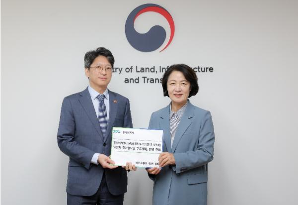 추미애, 국토부 장관 만나 GTX D~H 등 철도 40개 사업 국가철도망 반영 요청 “선교통·후입주 현실화해야…교통망 필요한 곳은 미리 준비해야” 기사 이미지