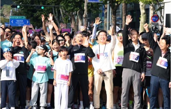 1만 명이 함께 달렸다…제23회 강남국제평화마라톤 힘찬 출발 기사 이미지